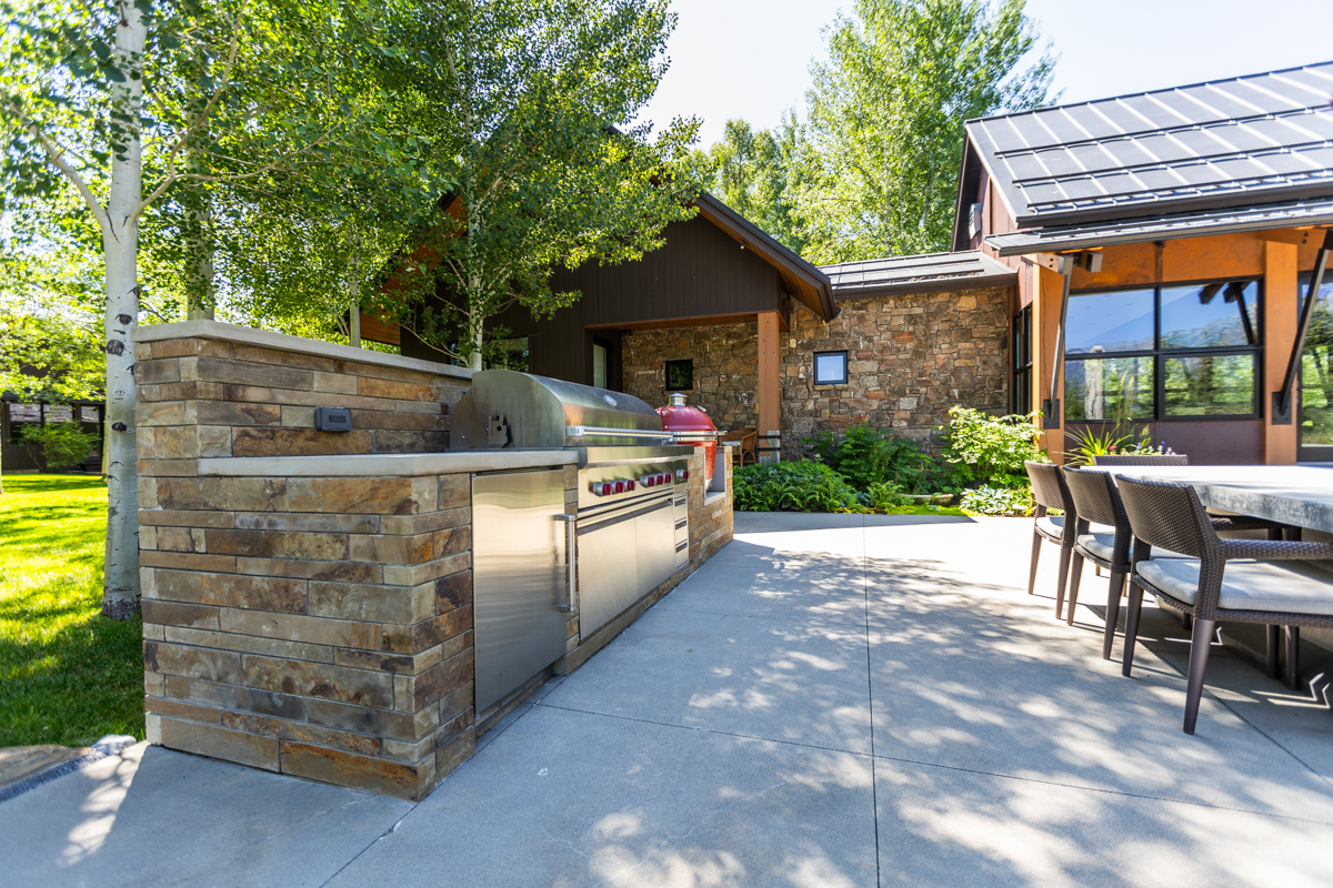 outdoor kitchen patio furniture courtyard trees foundation planting beds